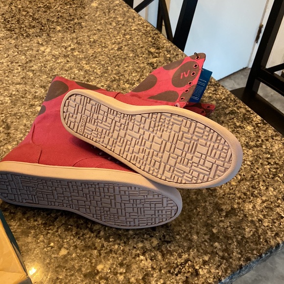 Pink and black ladybug winter boots - Picture 2 of 3